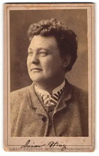 Fotografie Albert Grundner, Brandenburg / Havel, Portrait Herr Max mit Locken