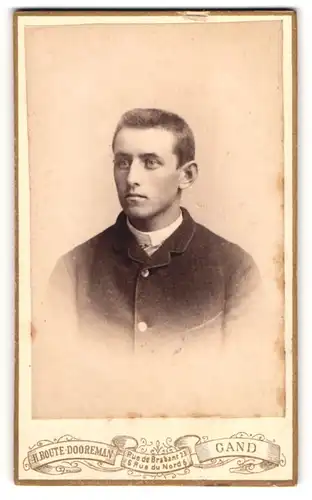 Fotografie H. Boute-Doorman, Gand, junger Belgier Louis Herrling im Anzug