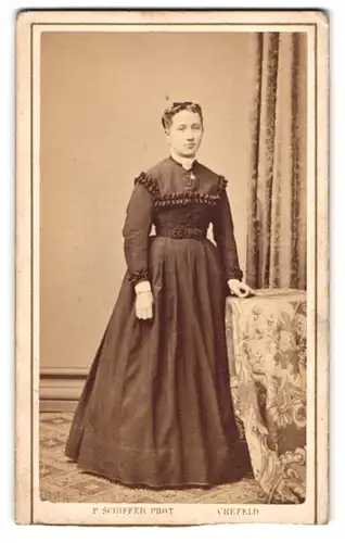 Fotografie P. Schiffer, Crefeld, junge Frau Stindhoff im dunklen Kleid