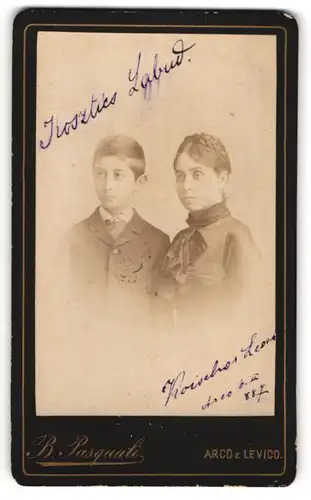 Fotografie B. Pasquali, Arco, Portrait junger Knabe Kosztics Labud und Frau Koischo Leova