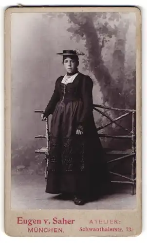 Fotografie Eugen v. Saher, München, Portrait Frau Willnauer im Trachtenkleid