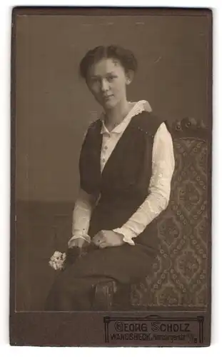 Fotografie Georg Scholz, Wandsbeck, junge Frau Erna im Kleid mit Blume in der Hand