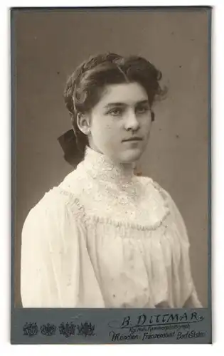 Fotografie B. Dittmar, München, Portrait junge Frau Marie Spiess im weissen Kleid