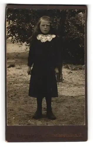 Fotografie P. Bergström, Christianstadt a. H., junges Mädchen Wilthoffmann im schwarzen Kleid mit offenen Haaren, 1913