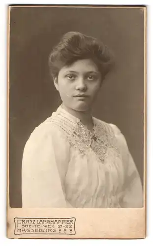 Fotografie Franz Langhammer, Magdeburg, junge Frau Käthe Lübke im hellen Kleid