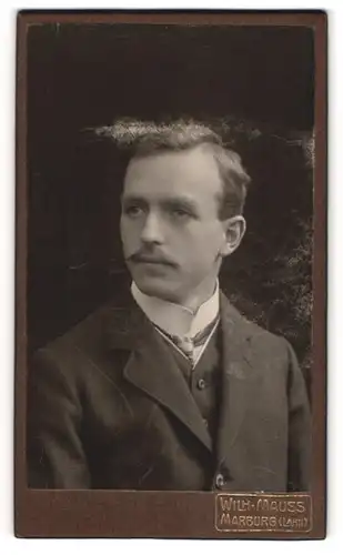 Fotografie Wilh. Mauss, Marburg / Lahn, junger Mann Taps Benkert im Anzug mit Mustasch, 1909