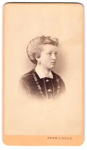 Fotografie Pech & Wolf, Budweis, Portrait junge Frau Fabrianove mit toupierten Haaren