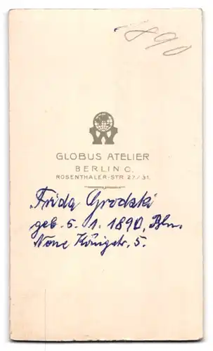 Fotografie Globus Atelier, Berlin, junge Frau Frida Grodski mit Jugendstil Figur im Atelier