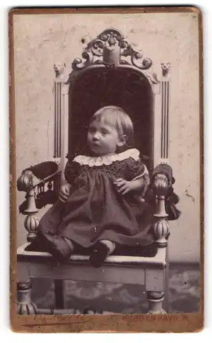 Fotografie A. Kröll, Kopenhagen, junges Mädchen Gudrun im Kleid auf einem Polsterstuhl