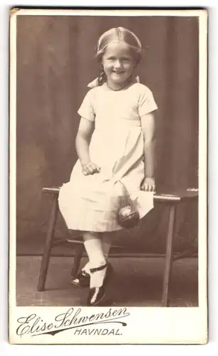 Fotografie Elise Schwensen, Havndal, junges Mädchen im weissen Kleid mit Zöpfen, 1912