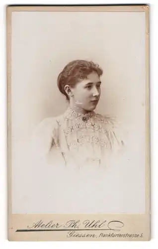 Fotografie Atelier Ph. Uhl, Giessen, junges Frl. Hertha Weber im hellen Kleid, 1897