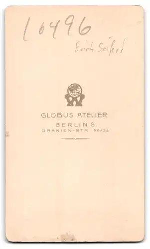Fotografie Globus Atelier, Berlin, junger Knabe Erich Seifert mit Spielzeug Pferd und Peitsche