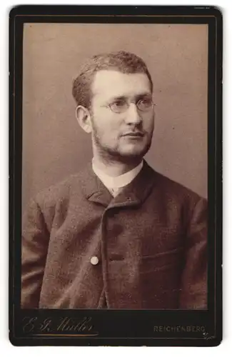 Fotografie E. F. Müller, Reichenberg / Liberec, junger Mann G. Breslauer im Anzug mit Brille