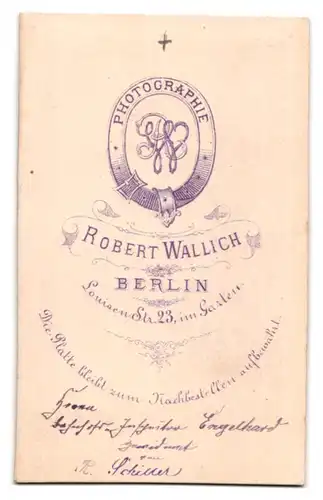 Fotografie Robert Wallich, Berlin, Portrait Herr R. Schiller im Anzug mit Fliege