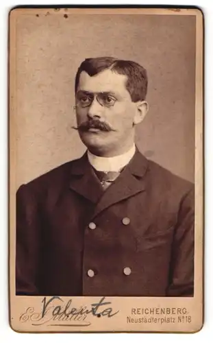 Fotografie Ernst J. Müller, Reichenberg / Liberec, Portrait Herr Valenta im Anzug mit Mustasch