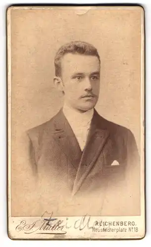 Fotografie Ernst J. Müller, Reichenberg / Liberec, Portrait junger Mann Herr Zeidler im Anzug