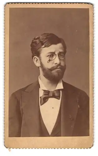 Fotografie Friedrich Schäferna, Böhmisch Leipa, Portrait Herr Rafael im Anzug mit Zwickerbrille