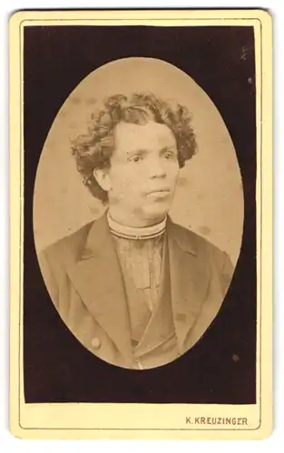 Fotografie K. Kreuzinger, Klattau, Portrait Herr Hoffmann im Anzug mit Locken