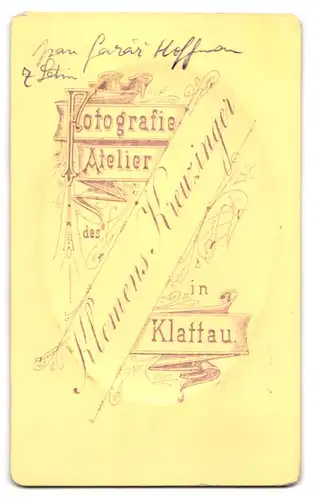 Fotografie K. Kreuzinger, Klattau, Portrait Herr Hoffmann im Anzug mit Locken