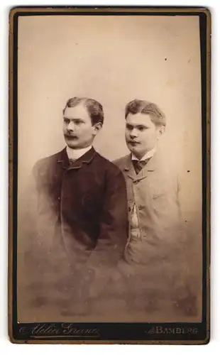 Fotografie Atelier Greuner, Bamberg, Portrait zwei Brüder Adam und Adalbert in Anzügen