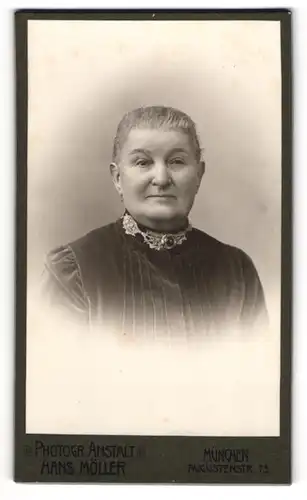 Fotografie Hans Möller, München, Portrait Frau Babette Maier im dunklen Kleid, 1909