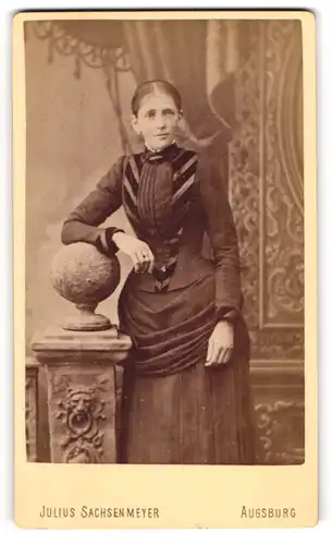 Fotografie Julius Sachsenmeyer, Augsburg, Portrait junge Frau Minna Meier im taillierten Kleid