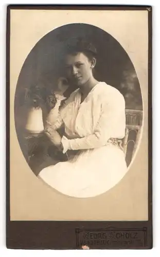 Fotografie Georg Scholz, Wandsbeck, junge Frau Erna im hellen Kleid, 1917