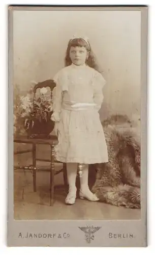 Fotografie A. Jandorf & Co., Berlin, Portrait junges Märchen Grete Conrad im weissen Kleid, 1902