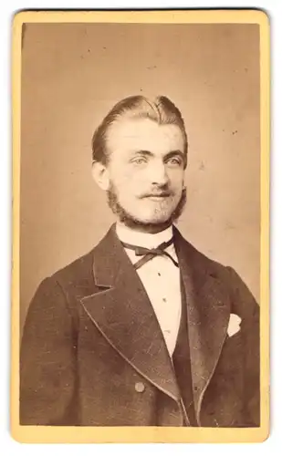Fotografie J. Hülsenbeck, Minden, Portrait Herr Otto Weber aus Minden im Anzug