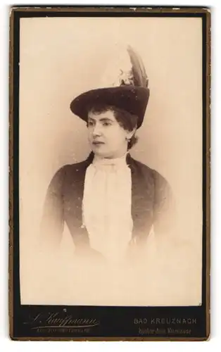 Fotografie L. Kauffmann, Bad Kreuznach, junge Frau Margat im Kleid mit Federhut