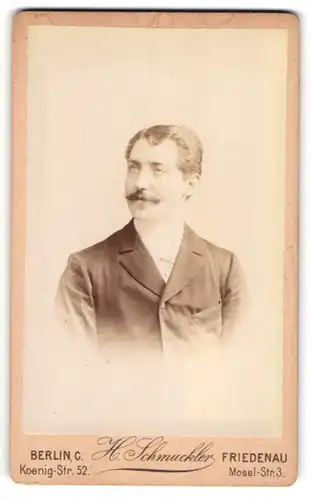 Fotografie H. Schmuckler, Berlin, Portrait Herr Alexander Stengel im Anzug mit Mustasch