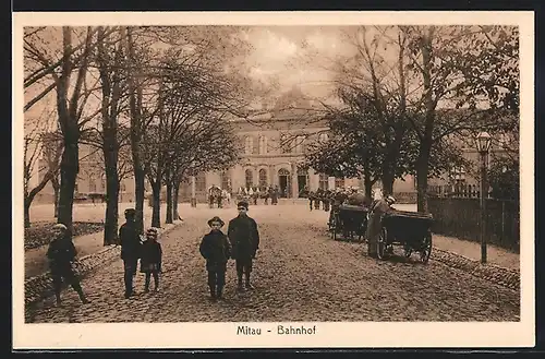 AK Mitau, Kinder vor dem Bahnhof