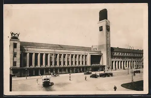 AK Königgrätz / Hradec Kralove, Platzpartie vor dem Hauptbahnhof