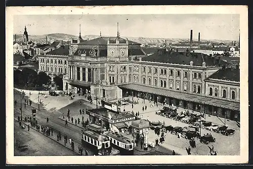 AK Brünn, Strassenbahnen vor dem Bahnhof