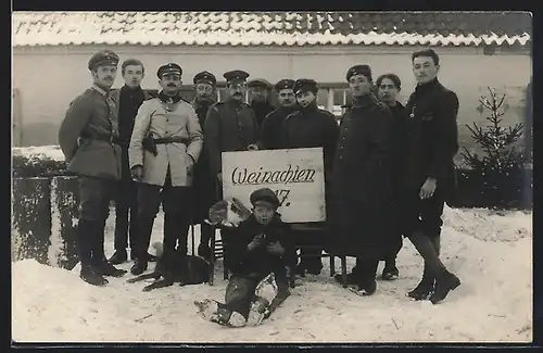 Foto-AK Soldaten in Uniform mit Jungen im Schnee, Weihnachten 1917