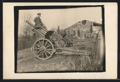 AK Soldaten der Artillerie in Uniform mit Kanonen