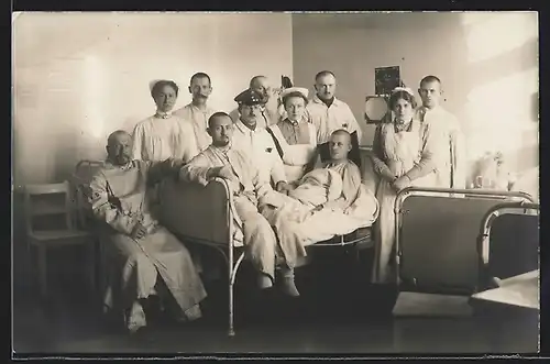 AK Patienten im Lazarett, Pfleger und Schwestern vom roten Kreuz