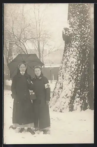 Foto-AK Zwei Krankenschwestern vom Roten Kreuz im Schnee