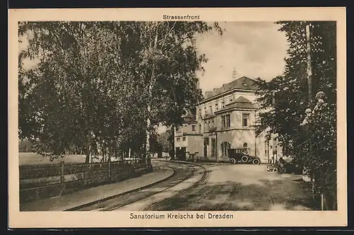 AK Kreischa, Strassenfront beim Sanatorium mit Auto