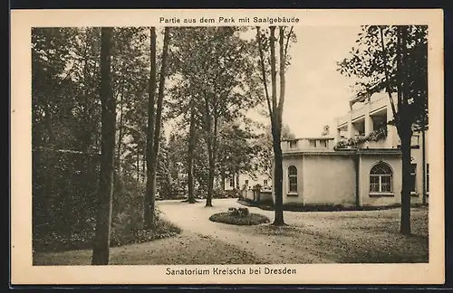 AK Kreischa, Sanatorium, Partie aus dem Park mit Saalgebäude