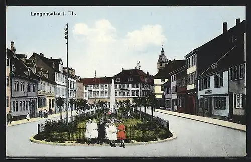 AK Langensalza i. Th., Strassenpartie mit Gasthaus Zum Schwan, Geschäften und Brunnen