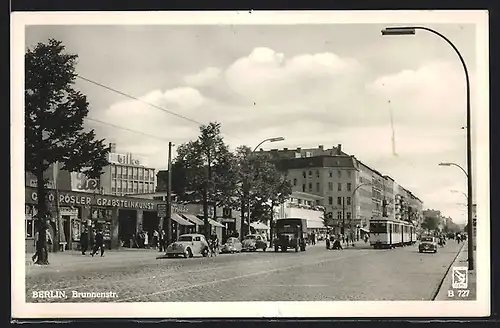 AK Berlin, Brunnenstrasse mit Geschäften und Strassenbahn