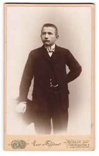 Fotografie Max Steffens, Berlin, Portrait hübscher Bube im eleganten Anzug