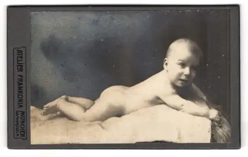 Fotografie Atelier Frankonia, München, Portrait süsses Baby auf einer Decke liegend