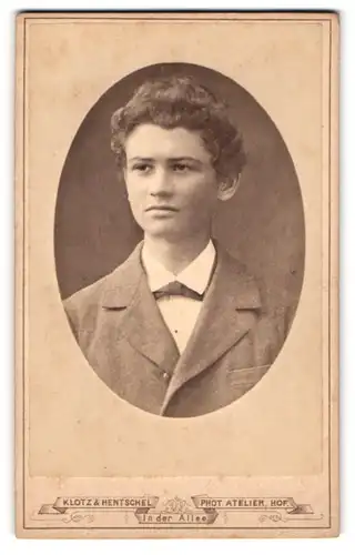 Fotografie Klotz & Hentschel, Hof, Portrait niedlicher Bube mit lockigem Haar im Jackett