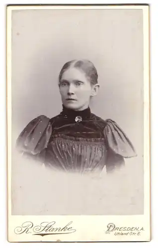 Fotografie R. Stanke, Dresden-A., Portrait hübsche Dame mit Brosche am gerüschten Kleid
