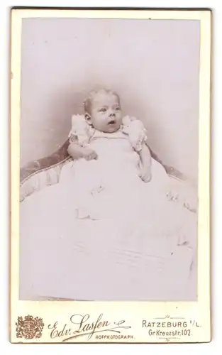 Fotografie Edv. Lassen, Ratzeburg i. L., Portrait bezauberndes Baby im weissen Taufkleidchen