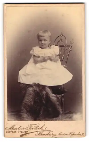 Fotografie Martin Frölich, Flensburg, Portrait lächelndes blondes Mädchen im weissen Kleidchen