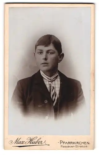 Fotografie Max Huber, Pfarrkirchen, Portrait dunkelhaariger Bube in Krawatte und Jackett