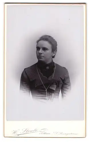 Fotografie H. Strube, Zittau, Portrait junge Schönheit mit Brosche und Schleife an der Bluse